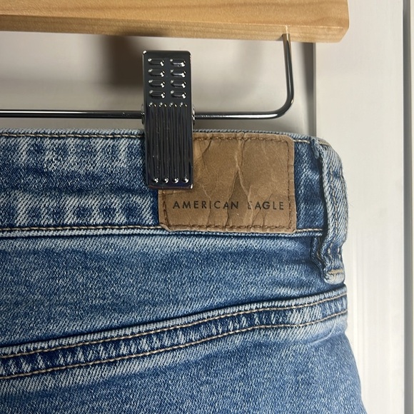 American Eagle High Rise Strigid Ripped Mom Jeans Size 4 Regular Medium Wash - Picture 11 of 14